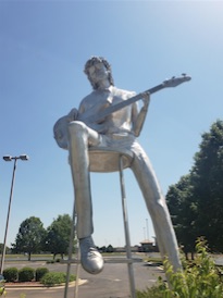 A statue of Elvis Pressley
